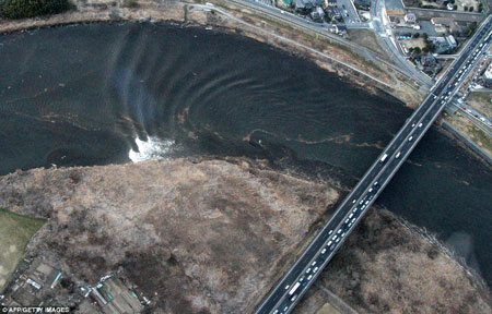Surge moving up the Naka River in Ibaraki / Hitachinaka and Mito